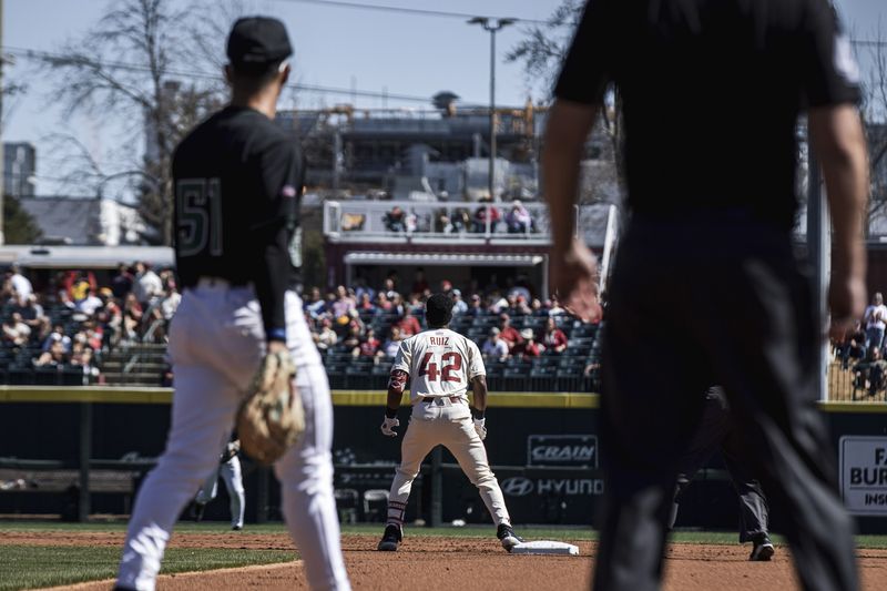 Razorback base runner on second base with the crowd behind